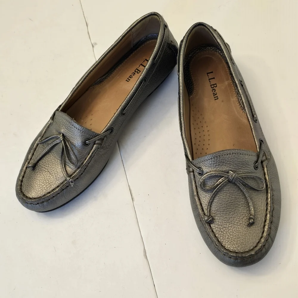 L.L.Bean Women's Leather Silver Metallic Driving Moccasin Loafers Size 7.5 - Picture 1 of 15
